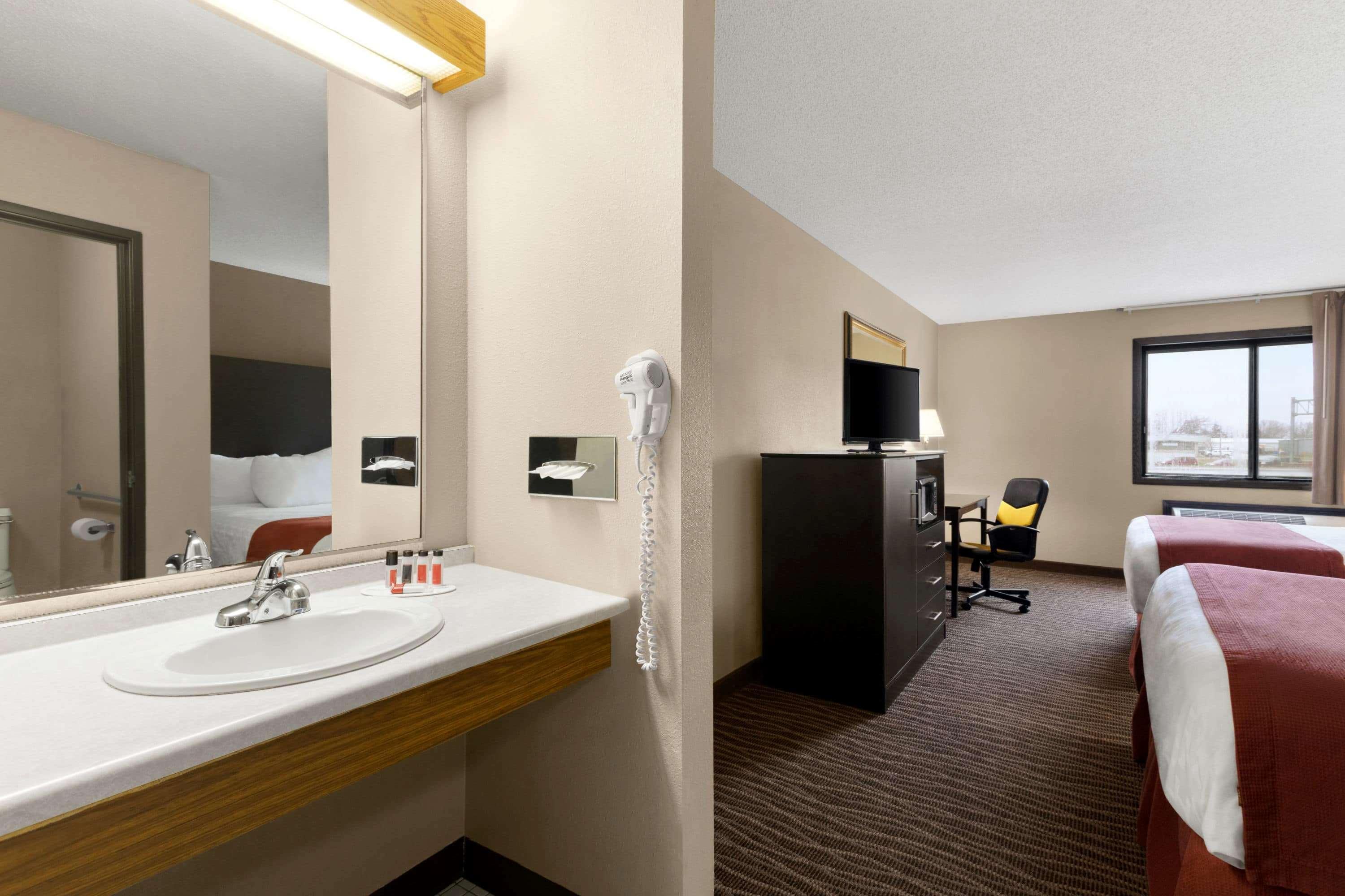Baymont By Wyndham Sioux Falls North,I-29,Russell St, Airport Exterior photo
